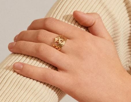 Denne gullbelagte ringen fra Pilgrim med organiske og irregulære former gir et eksklusivt uttrykk til favorittantrekkene dine. Med dens unike form vil den raskt bli en favoritt.