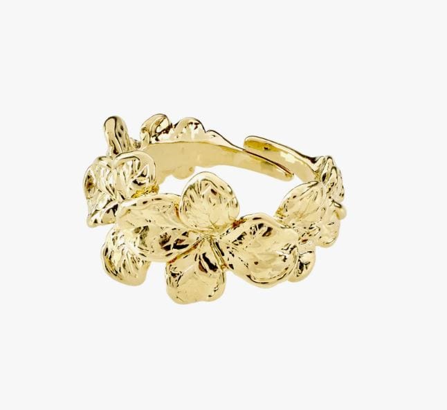 Gullbelagt ring med et vakkert blomster design fra Pilgrim. Et smykke med et unikt og autentisk utseende som hyller Pilgrims kjærlighet til naturen i et stilig design.