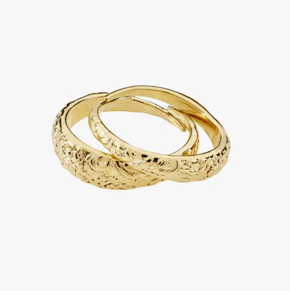 2-i-1 sett gullbelagte ringer fra Pilgrim med et klassisk design. Overflatens naturlige detaljer gir en kul vri. Style gjerne med flere ringer og smykker for en personlig stil.  