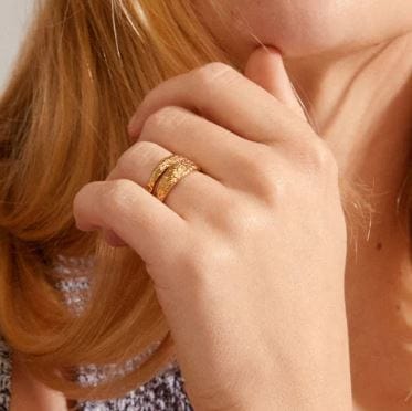 2-i-1 sett gullbelagte ringer fra Pilgrim med et klassisk design. Overflatens naturlige detaljer gir en kul vri. Style gjerne med flere ringer for en personlig stil. 