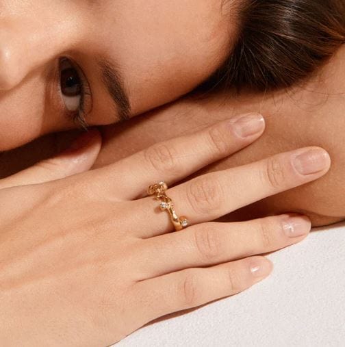 Den gullbelagte ringen med Preciosa-krystaller fra Pilgrim er elegant og den organiske formen gir deg et luksuriøst uttrykk. Style gjerne ringen med flere ringer ~ like vakker til hverdag som fest. 