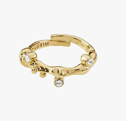 En elegant gullbelagt ring med Preciosa-krystaller fra Pilgrim. Den organiske formen gir deg et luksuriøst og unikt uttrykk, like vakker til hverdag som fest. 