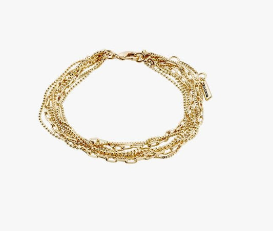 Armbåndet fra Pilgrim er sammensatt av venezianske kjeder, ballkjeder og kabelkjeder, en iøynefallende gullbelagt blanding. Få lag-på-lag-effekten og et smykke som passer til alle anledninger.
