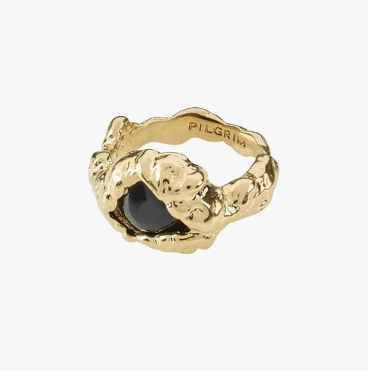 En helt unik gullbelagt ring fra Pilgrim med den dyptliggende halvedelstenen svart onyx. Et virkningsfullt design med et lekkert organisk uttrykk. Et ekte kraftsmykke!