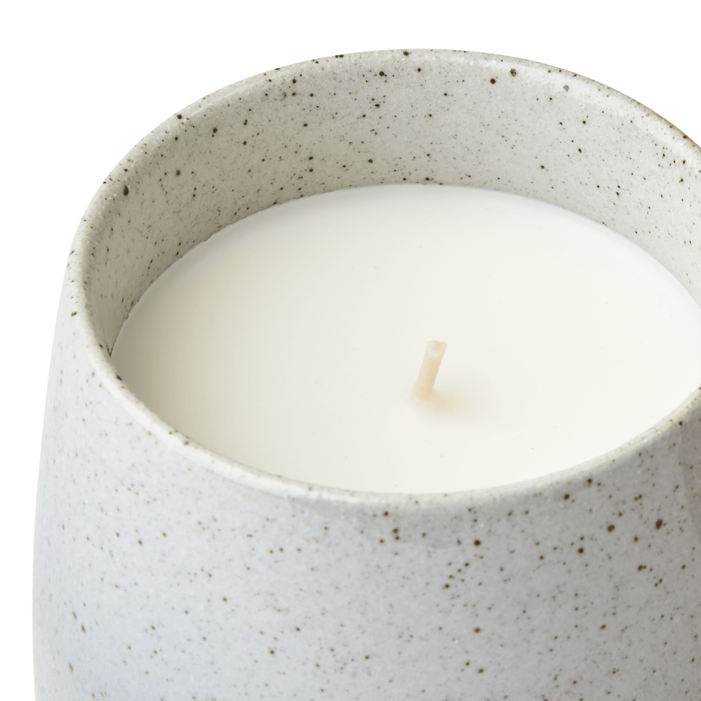 Ro er duftlyset fra Affari som fyller hjemmet ditt med en herlig duft og stemning. Laget av soyavoks og tappet i en keramikk krukke som kan gjenbrukes når lyset er brent ned.