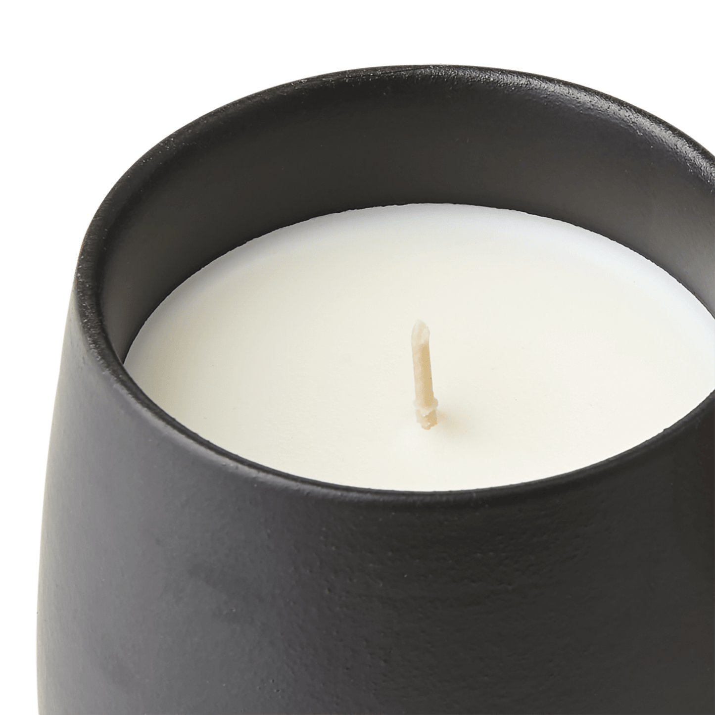 Oppdag Ro Indo Teak, et duftlys fra Affari som fyller hjemmet ditt med en herlig duft og stemning. Duftlyset er tappet i en keramikk krukke som kan gjenbrukes. Gaveeske medfølger.