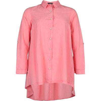 En kul lang utsvingt skjorte fra Zoey  i rosa som er lenger bak. Nydelige perleknapper og feste for oppbrett på ermene. Bruk skjorta over dine favoritt jeans Ida eller KCleana chinos.