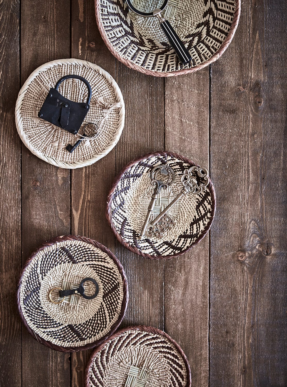 Vakre fat fra Affari of Sweden som er flettet for hånd av håndverkere på den afrikanske landsbygden. Hvert eksemplar er unikt med skjønne mønstre i blandede naturfarger.