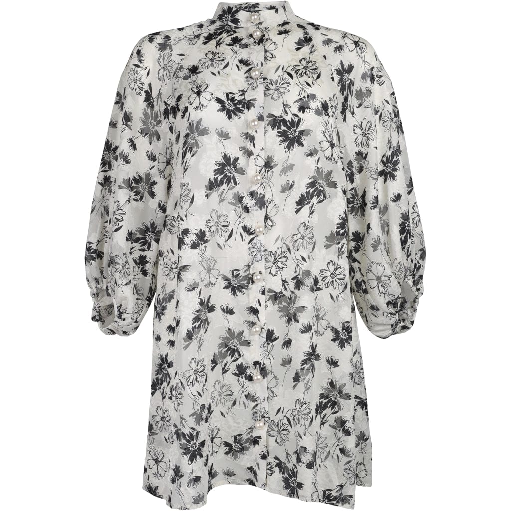 En nydelig tunika eller lang bluse fra Kaffe med sort blomsterprint og vakre perlemor knapper. Kinakrage og 3/4 lange ermer med strikk i en florlett modell. Lekker til sommerfesten!