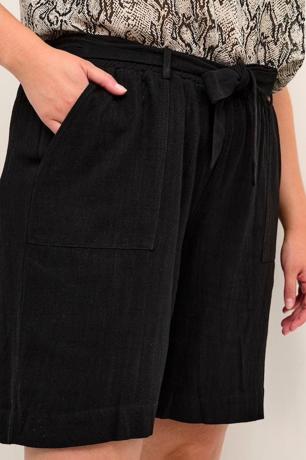 En city shorts fra Kaffe Curve med strikk i livet, belte som kan tas av og gode lommer i nydelig kvalitet.  Rett modell som er god i størrelsen og kan dresses opp til anledningen.