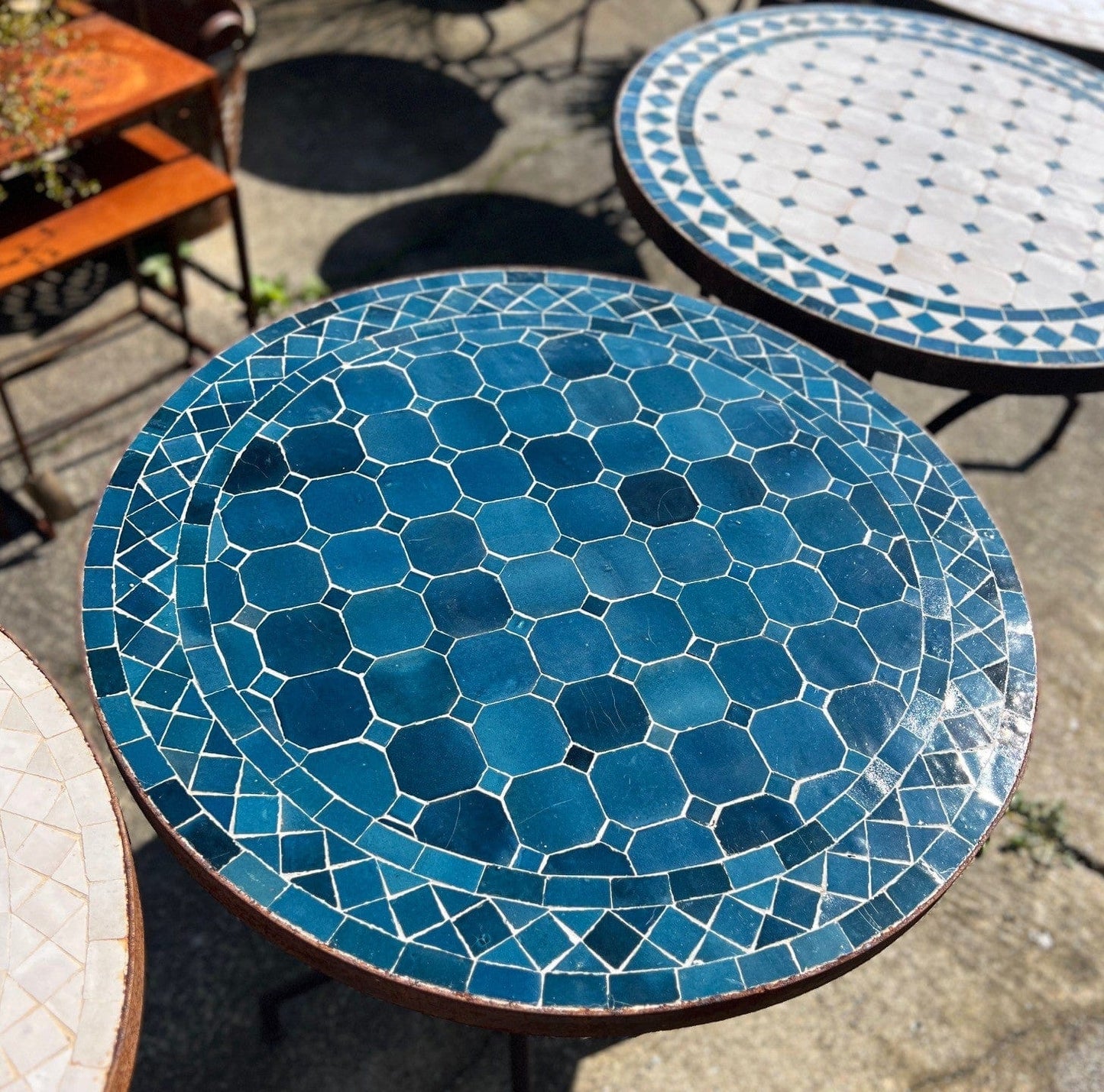 Vakkert blått håndlaget mosaikkbord fra Marokko. Hvert eneste bord er unikt og som et smykke i hagen, uterommet eller på balkongen. Et klassisk cafè bord. Ben medfølger.