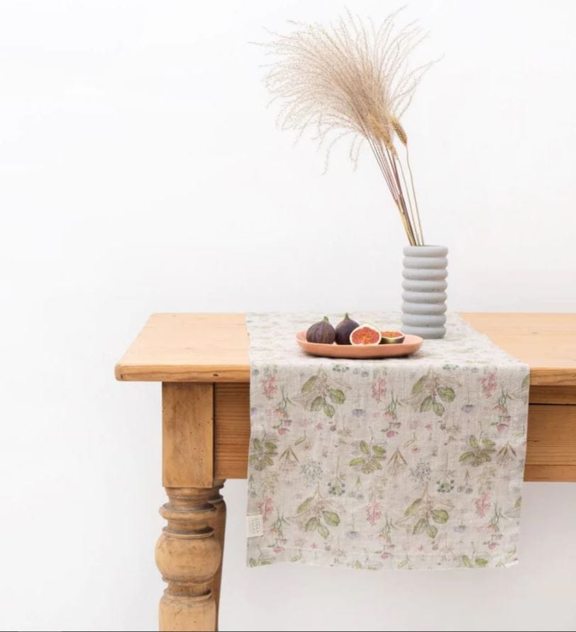 En vakker bordløper i mønsteret Botany fra Linen Tales.Duken i 100% øko-sertifisert lin har et vakkert blomstermønster.Dekk et koselig middagsbord med håndlaget lin.