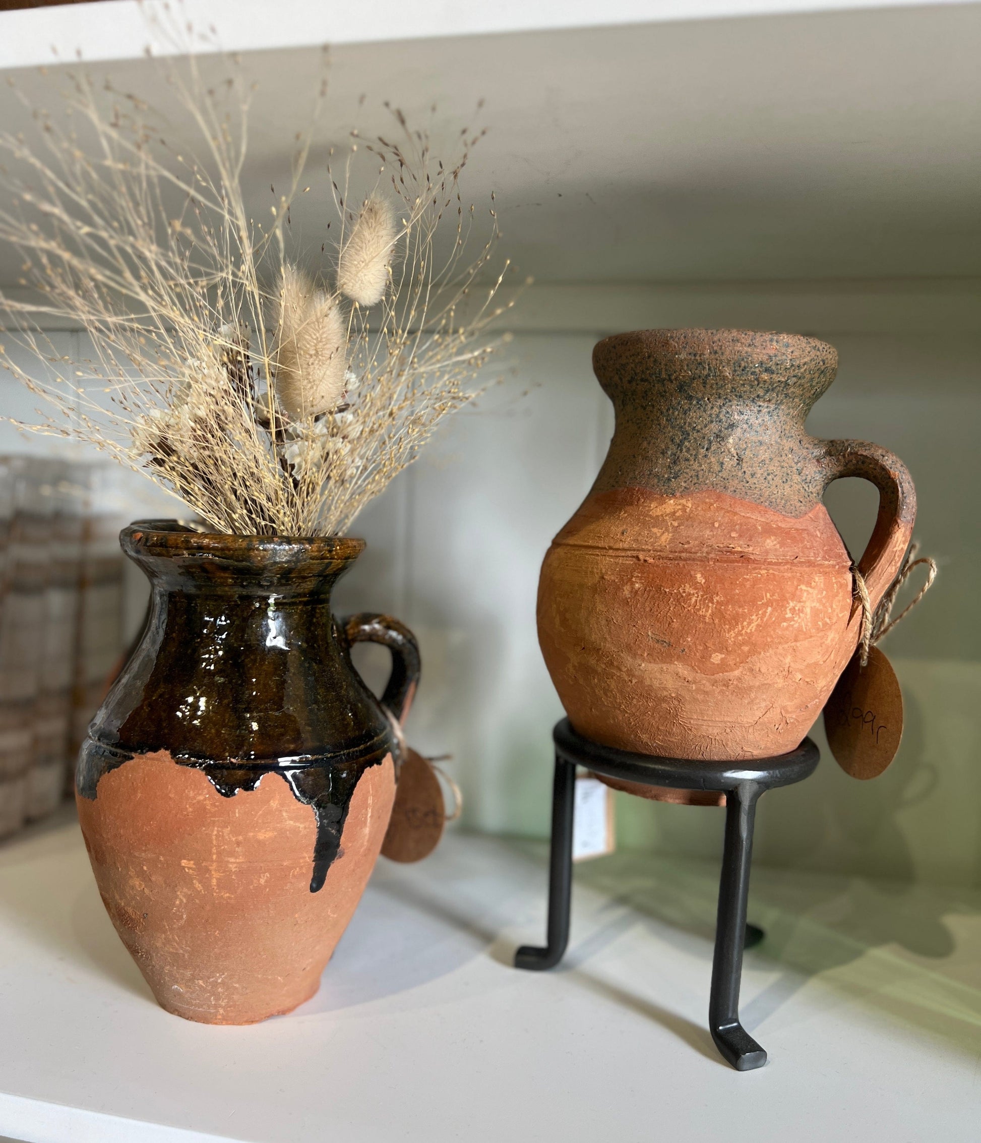 Håndlagde keramikk vaser med håndtak. Disse er glasert eller farget oventil for å få en helt unik stil. Bruk de til bestikket i kjøkkenet, tørkede blomster eller kun som den er. 