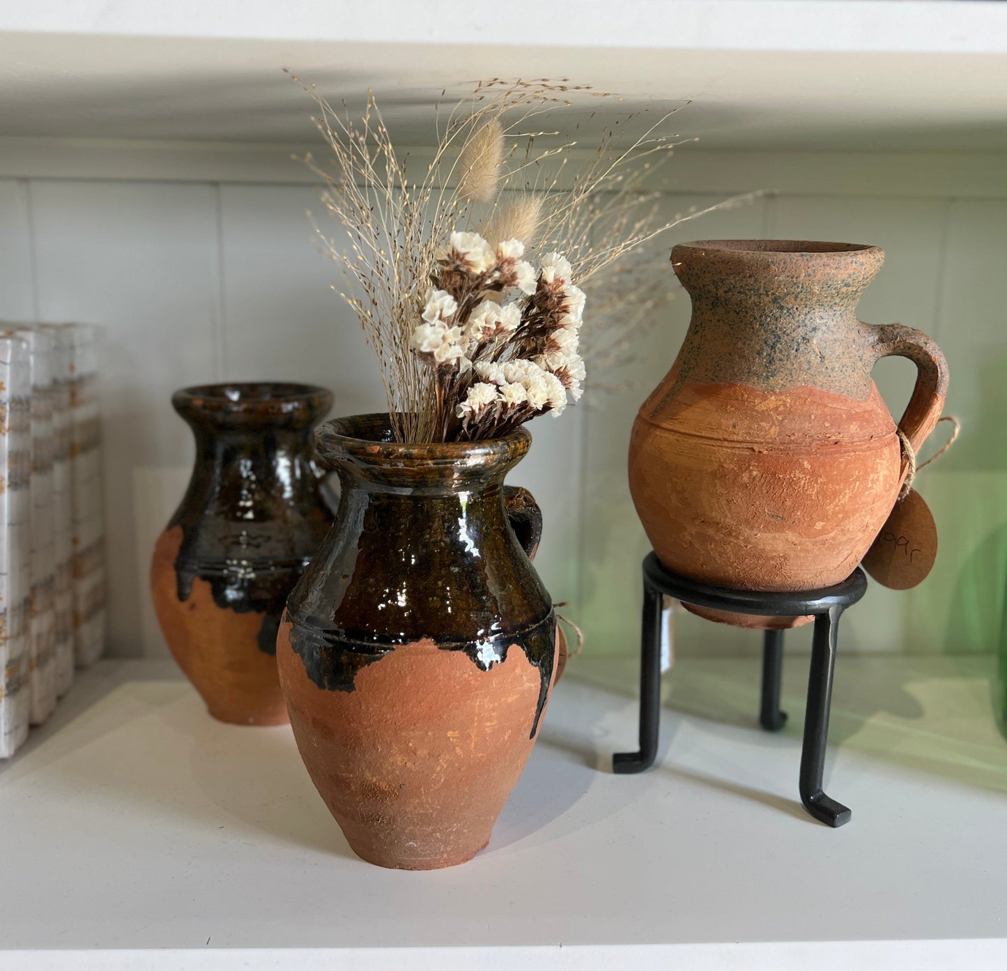 Håndlagede skjønne keramikk vaser med håndtak. Disse er glasert eller farget oventil for å få en helt unik stil. Bruk de til bestikket i kjøkkenet, tørkede blomster eller kun som den er. 