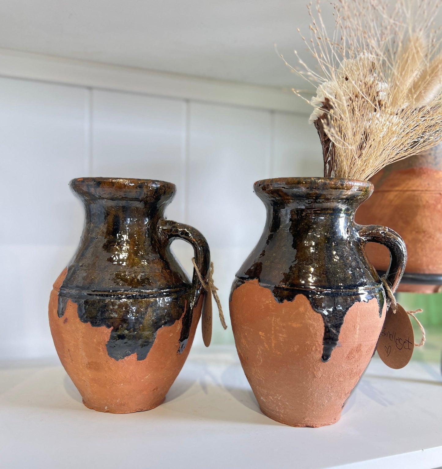 Håndlagede skjønne keramikk vaser med håndtak. Disse er glasert eller farget oventil for å få en helt unik stil. Bruk de til bestikket i kjøkkenet, tørkede blomster og i et stilleben.
