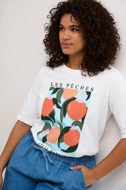 En kul t-shirt fra Kaffe Curve med en sommerlig print. Den franske teksten Les Peches gjør det lille ekstra. Rund hals og korte ermer, en klassisk t-shirt som alltid er god å ha i garderoben.