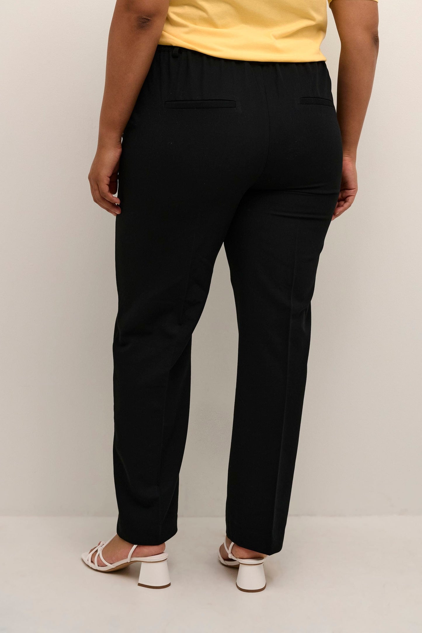 En klassisk bukse som er perfekt i base garderoben. KCsakira fra Kafef Curve er elastisk for beste passform med lommer. Buksen er perfekt til alle anledninger og blir lett en favoritt.