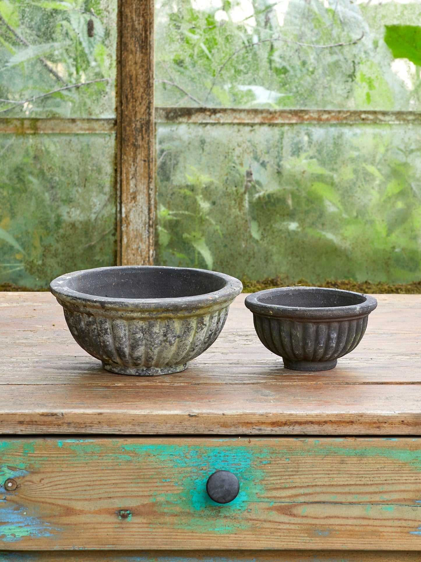 Skjønne krukker i keramikk med vakker patina. Like fine som de er eller fyll de med dine favoritt blomster, takløk er spesielt fine i disse. D14 og D20.
