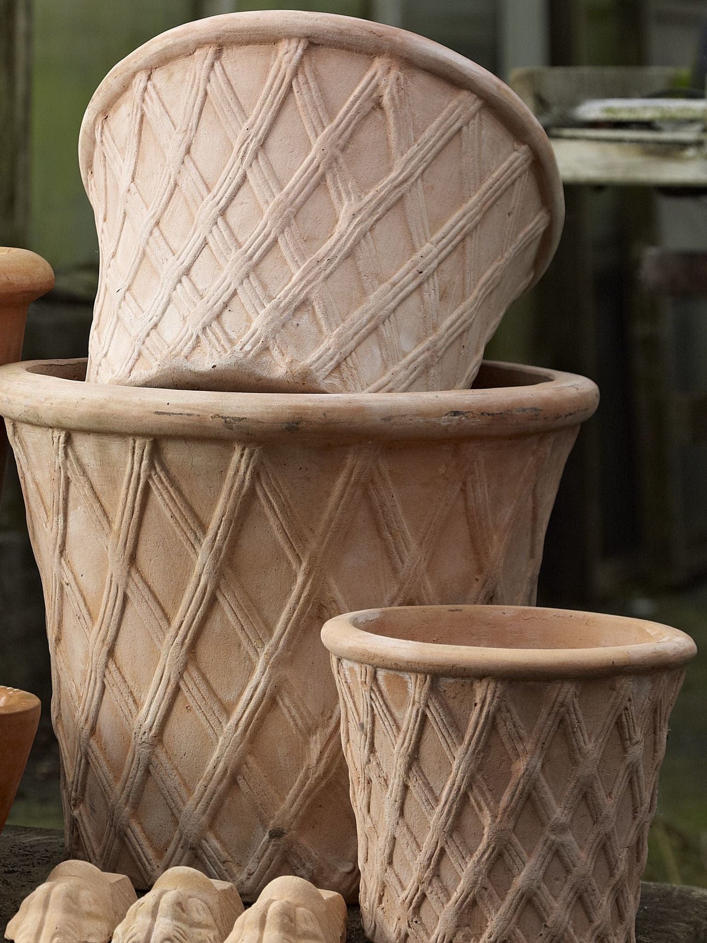 Lekker harlequin krukke i keramikk fra BGreen. De har så mye sjarm og smelter vakkert inn i hagen. Terracotta farge i 3 størrelser.