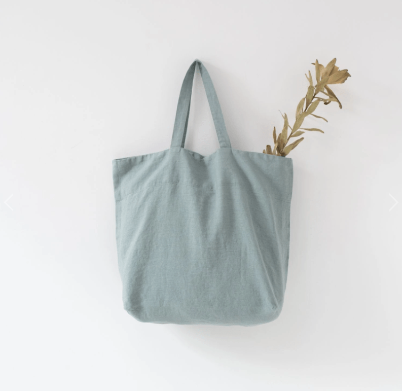 Denne vesken fra Linen Tales i grønnblå rommer det meste! Bruk den til jobb, som handlenett eller en overnattingsbag. 100% europeisk lin, et holdbart materiale som varer.