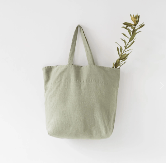 Denne vesken fra Linen Tales i lysegrønn rommer det meste! Bruk den til jobb, som handlenett, en overnattingsbag eller hvor enn din ferd tar deg, 100% sertifisert europeisk lin, et holdbart materiale som varer.