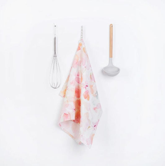 Et vakkert håndlaget kjøkkenhåndkle i 100% lin i fargen Floral fra Linen Tales. Tørker fort og er supert i kjøkkenet. Fine som bordbrikker. Lin er et holdbart materiale som er laget for å brukes.