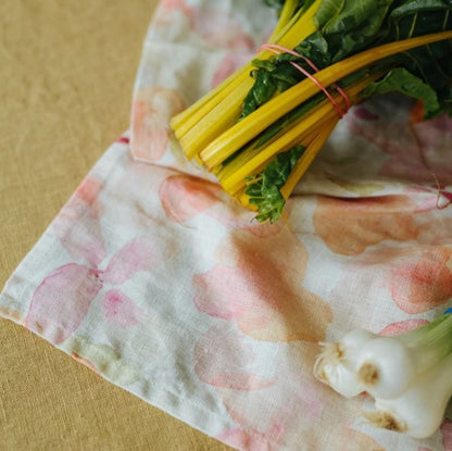 Et vakkert håndlaget kjøkkenhåndkle fra Linen Tales. Tørker fort og er supert i kjøkkenet. Fine som bordbrikker. Lin er et holdbart materiale som er laget for å brukes. I fargen Floral.