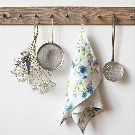 Et vakkert håndlaget kjøkkenhåndkle i 100% lin i fargen Flowers fra Linen Tales. Tørker fort og er supert i kjøkkenet. Fine som bordbrikker. Lin er et holdbart materiale som er laget for å brukes.