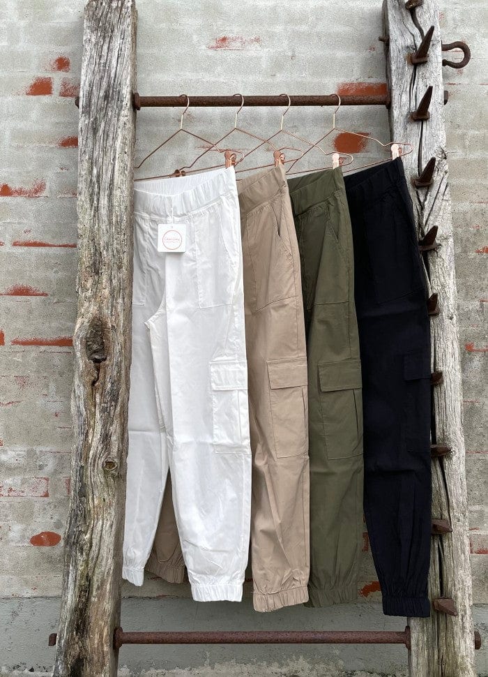 En helt nydelig bukse på! God stretch med et mykt materiale gjør den til en cargo bukse du kommer bruke mye. Strikk i livet og nede som ikke er for stram. Farge beige, svart og militægrønn.
