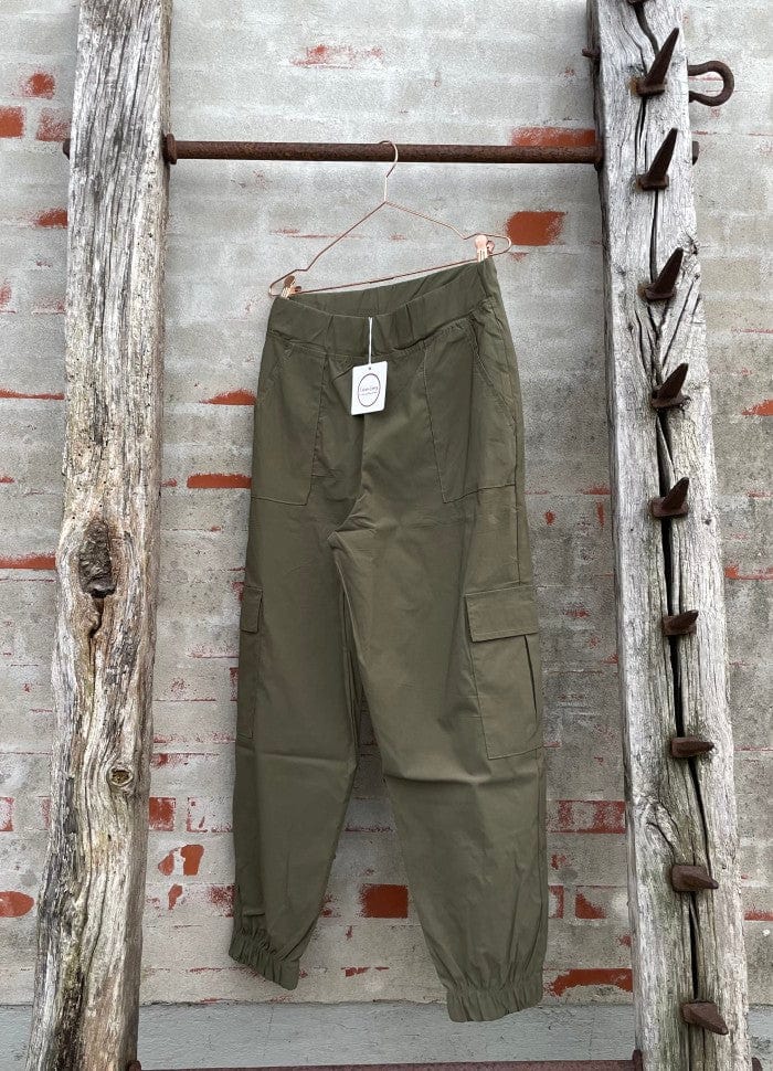 En helt nydelig bukse på! God stretch med et mykt materiale gjør den til en cargo bukse du kommer bruke mye. Den har strikk i livet og nede som ikke er for stram. 