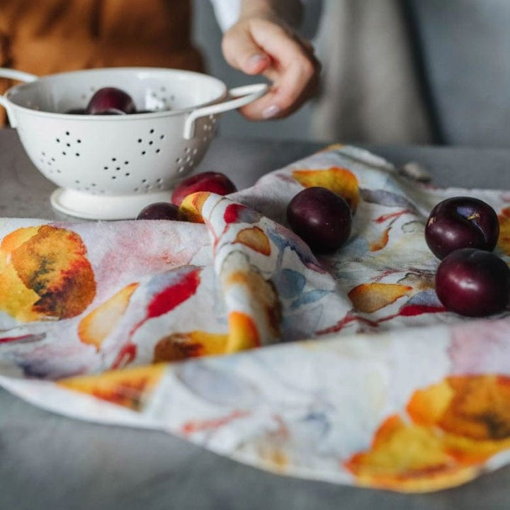 Et vakkert håndlaget kjøkkenhåndkle i 100% lin fra Linen Tales i fargen Orange Flow. Tørker fort og er supert i kjøkkenet. Fine som bordbrikker. Lin er et holdbart materiale som er laget for å brukes.