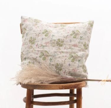 En nydelig pute fra Linen Tales med glidelås i 100% lin. Bruk den i din favoritt stol i stuen, i sofaen på hytta, i senga eller på kjøkkenbenken. Lin er et holdbart materiale som varer. Mønster Botany.