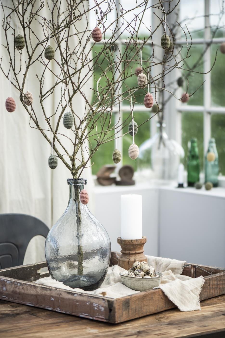 Lekre munnblåste glassballonger fra Ib Laursen som kan stå alene og pryde hjemmet ditt eller dekorer med dine favoritt blomster. Kvister er også dekorative i denne vasen. 