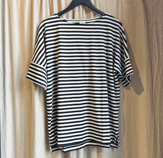 T-shirt vid modell - Sort/Hvit stripet