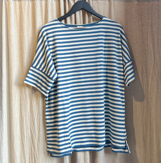 T-shirt vid modell - Denim Blue/Hvit stripet